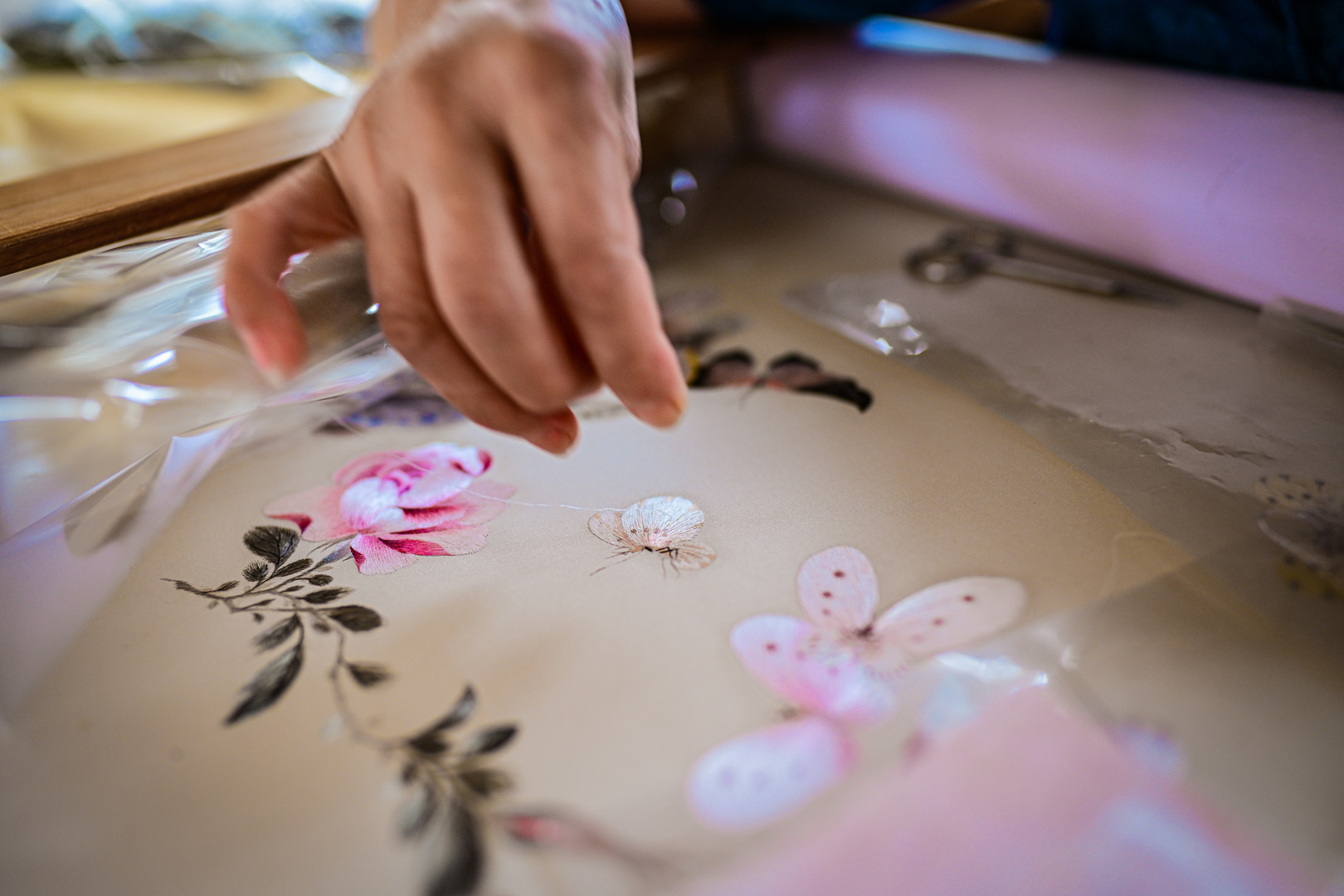 Artisan hand stitching embroidery (Image source: JINZA Oriental Couture)